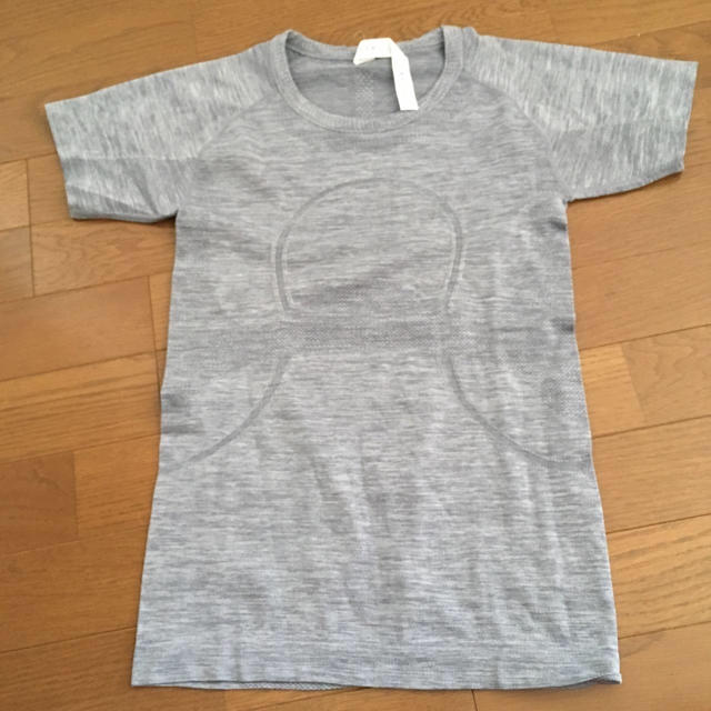 lululemon(ルルレモン)のoutlet size4 T-shirt lululemon  スポーツ/アウトドアのトレーニング/エクササイズ(ヨガ)の商品写真