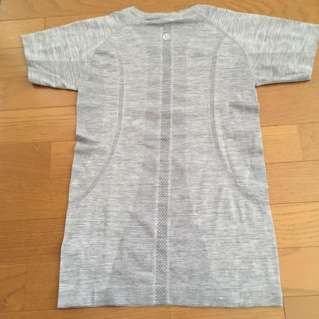 lululemon(ルルレモン)のoutlet size4 T-shirt lululemon  スポーツ/アウトドアのトレーニング/エクササイズ(ヨガ)の商品写真