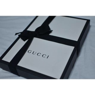 Gucci - GUCCIブレード刺繍 着脱可ストラップ レザークラッチバッグの