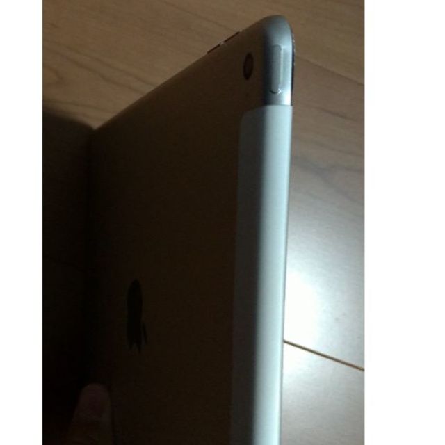 iPad(アイパッド)のドコモ iPad Air 2 Wi-Fi+Cellular 64GB 難あり スマホ/家電/カメラのPC/タブレット(タブレット)の商品写真