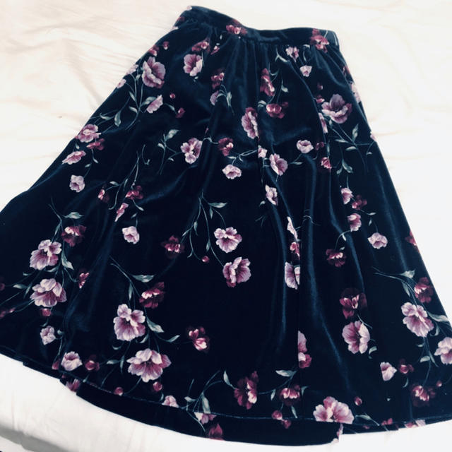 Rirandture(リランドチュール)のリラ♡ ベロアフラワースカート レディースのスカート(ひざ丈スカート)の商品写真