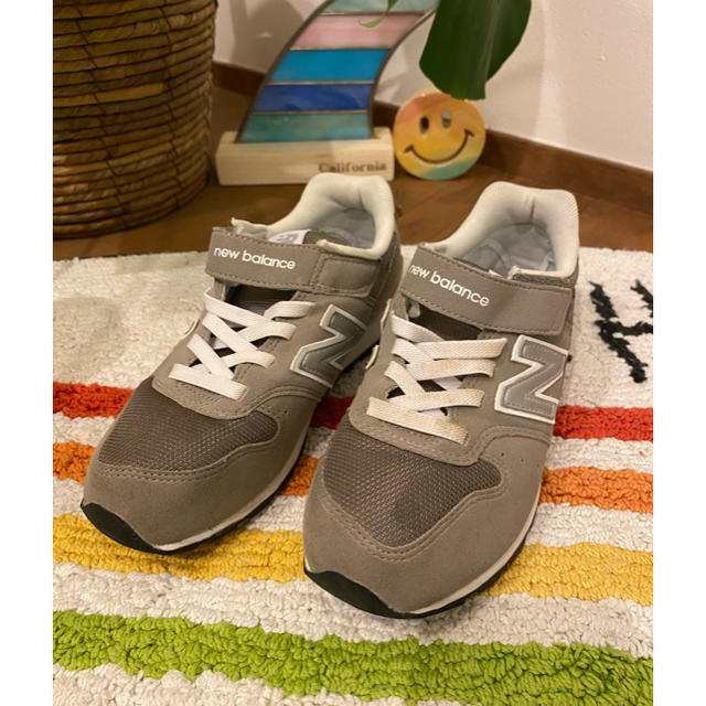 New Balance(ニューバランス)のニューバランス　スニーカー　21.5 グレー キッズ/ベビー/マタニティのキッズ靴/シューズ(15cm~)(スニーカー)の商品写真