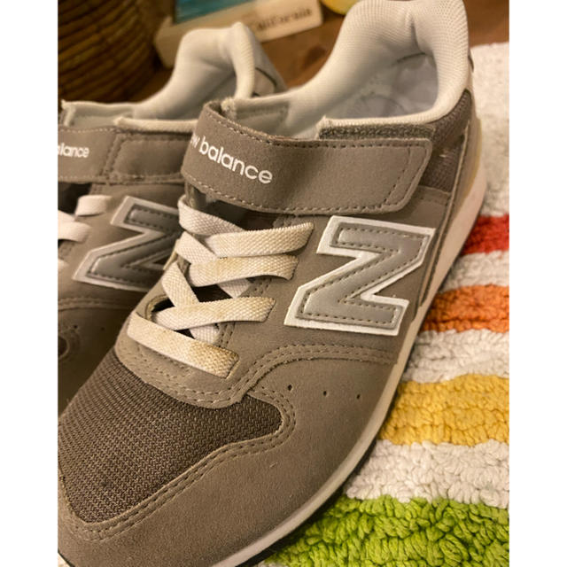 New Balance(ニューバランス)のニューバランス　スニーカー　21.5 グレー キッズ/ベビー/マタニティのキッズ靴/シューズ(15cm~)(スニーカー)の商品写真