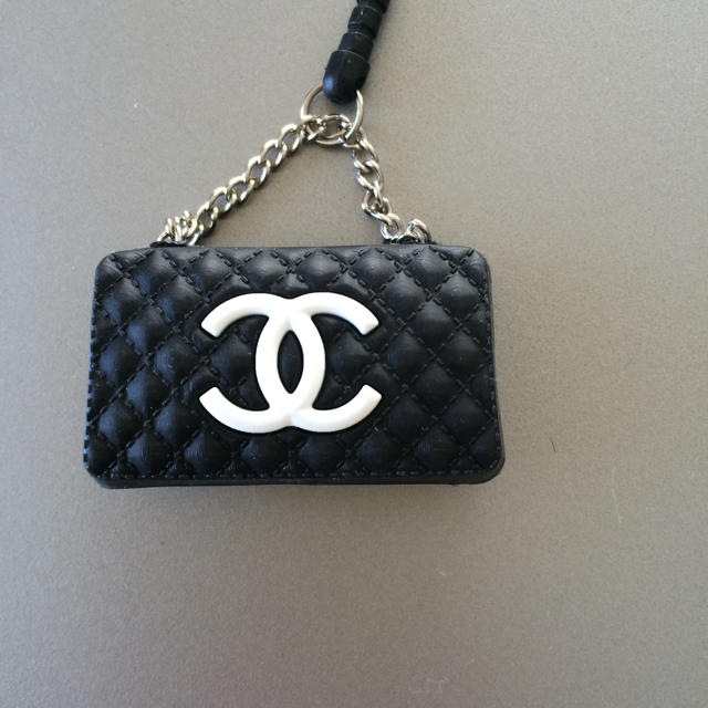 CHANEL(シャネル)のシャネル 携帯イヤホンジャック スマホ/家電/カメラのスマホアクセサリー(ストラップ/イヤホンジャック)の商品写真