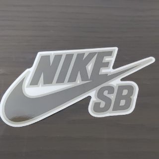 ナイキ(NIKE)の「縦7.8cm横15.3cm」NIKESBステッカー(その他)