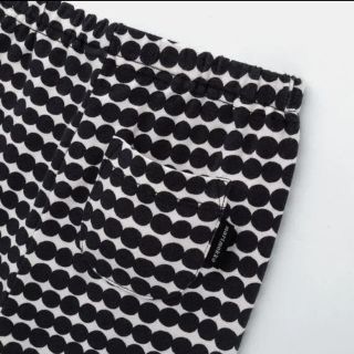 ユニクロ(UNIQLO)の新品【ユニクロ×marimekko】レギンス 90 白×黒 海外限定販売(パンツ)