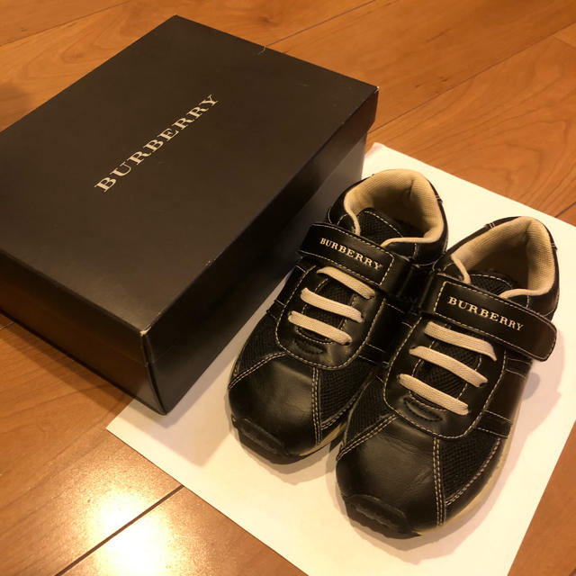 BURBERRY(バーバリー)のBURBERRY スニーカー　17センチ　黒　ブラック キッズ/ベビー/マタニティのキッズ靴/シューズ(15cm~)(スニーカー)の商品写真