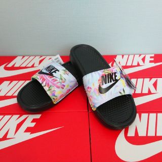 ナイキ(NIKE)のNIKE ナイキ サンダル 花柄 ボタニカル ベナッシ フローラル 25(サンダル)