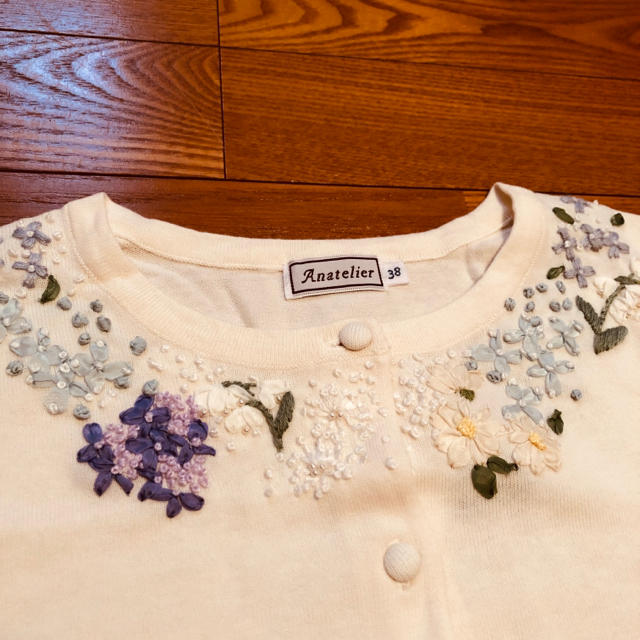 anatelier(アナトリエ)の新品未使用　アナトリエ  花刺繍　カーディガン レディースのトップス(カーディガン)の商品写真