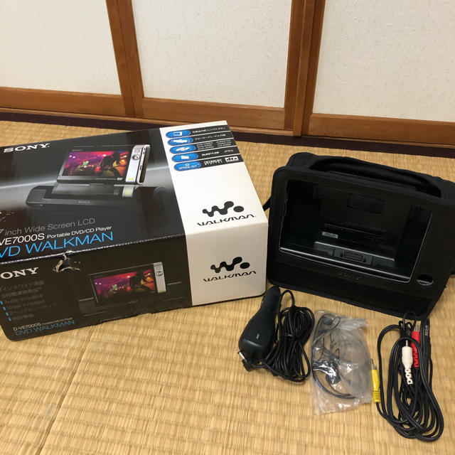 SONY(ソニー)のDVD WALKMAN DVDウォークマンと車載セット スマホ/家電/カメラのテレビ/映像機器(DVDプレーヤー)の商品写真