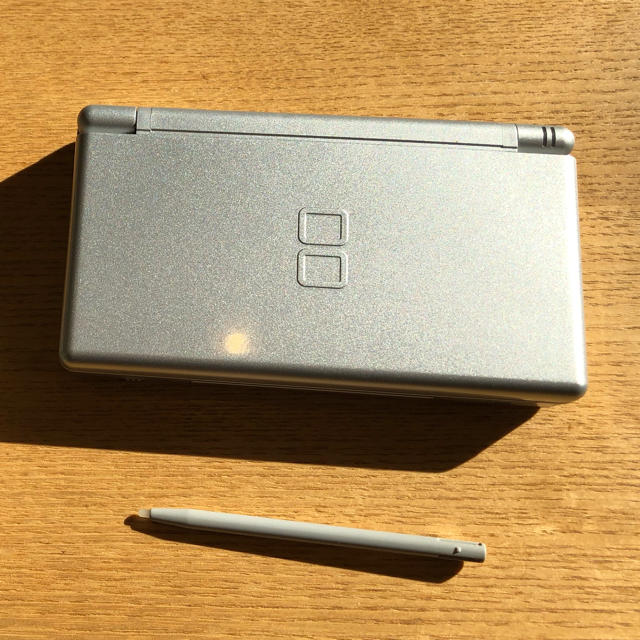 ニンテンドーDS(ニンテンドーDS)のDS lite本体　グロスシルバー エンタメ/ホビーのゲームソフト/ゲーム機本体(携帯用ゲーム機本体)の商品写真