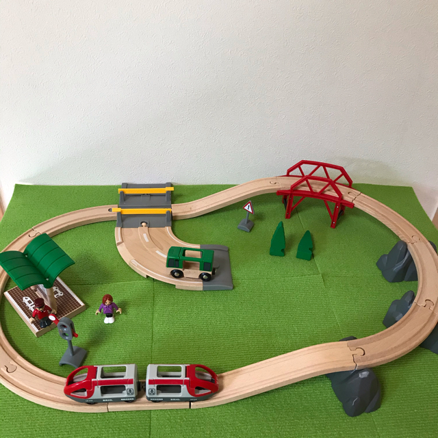 BRIO(ブリオ)のBRIO レール&ロード　シティセット　専用ケース付 キッズ/ベビー/マタニティのおもちゃ(電車のおもちゃ/車)の商品写真