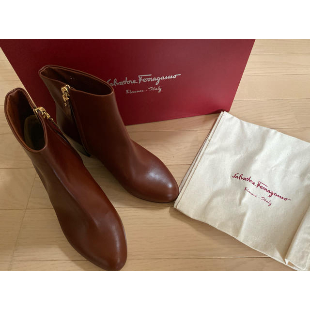 Ferragamo(フェラガモ)の【ソラ様専用】 レディースの靴/シューズ(ブーツ)の商品写真