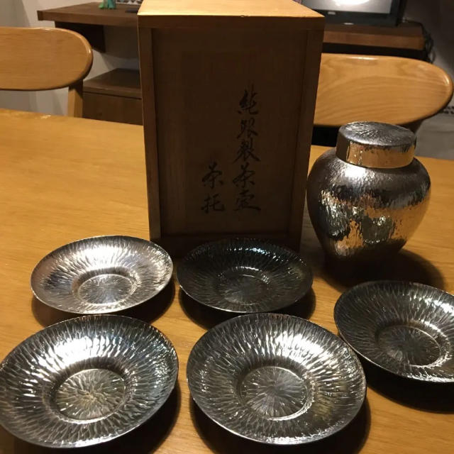 【お気にいる】    松栄堂 茶壺 箱付き 純銀刻印 茶托5枚 ・ 金属工芸