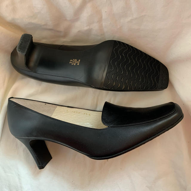 大きいサイズ　黒パンプス　25.5EE  新品同様 レディースの靴/シューズ(ハイヒール/パンプス)の商品写真