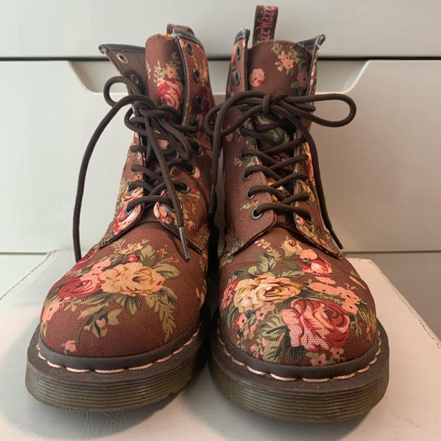 Dr.Martens(ドクターマーチン)のドクターマーチン  フラワーキャンバス  8ホールブーツ レディースの靴/シューズ(ブーツ)の商品写真