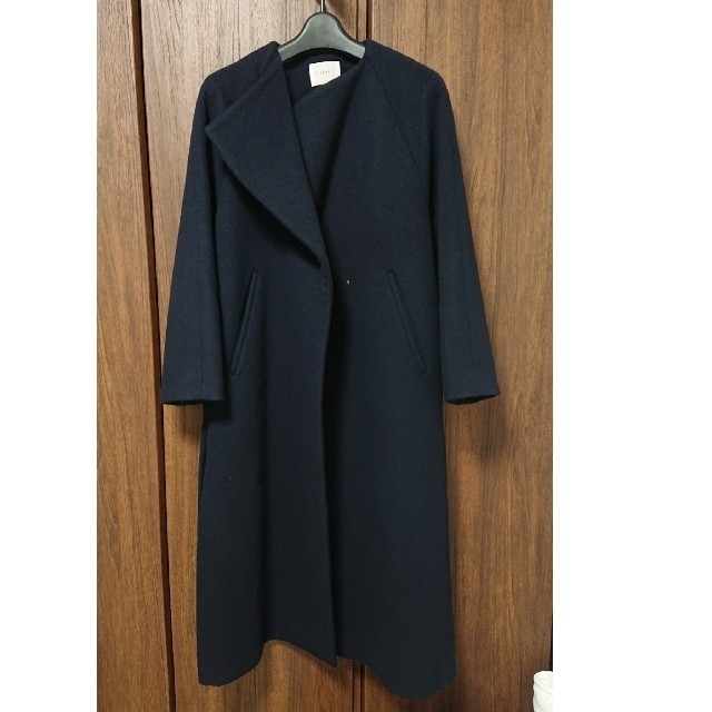 IENA(イエナ)のIENA ロングスリットコート ネイビー 34 チェスター ノーカラー レディースのジャケット/アウター(ロングコート)の商品写真
