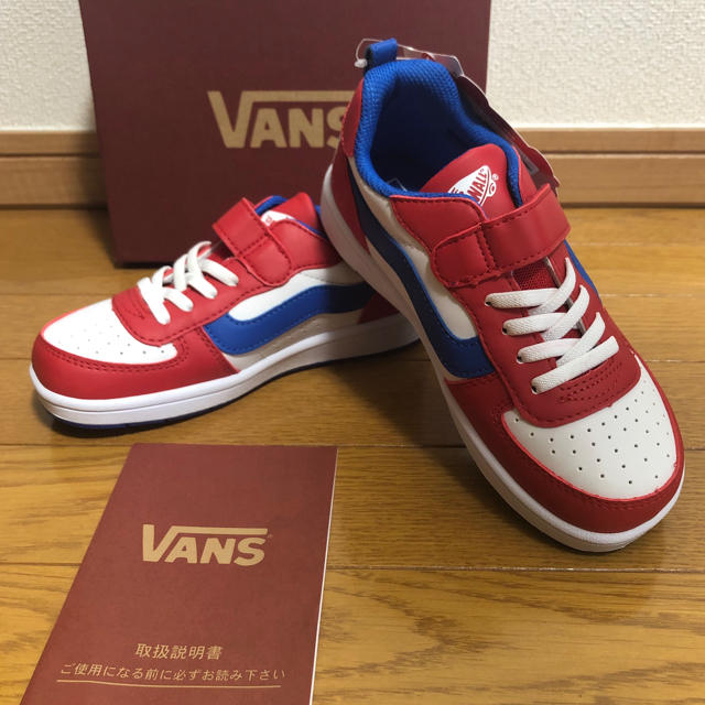 VANS(ヴァンズ)の新品 ヴァンズ キッズ スニーカー 20センチ 白色 赤色 青色 バンズ キッズ/ベビー/マタニティのキッズ靴/シューズ(15cm~)(スニーカー)の商品写真