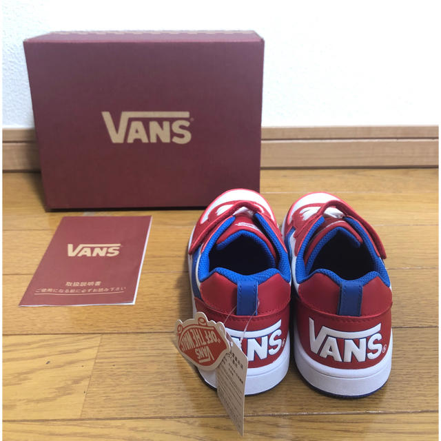 VANS(ヴァンズ)の新品 ヴァンズ キッズ スニーカー 20センチ 白色 赤色 青色 バンズ キッズ/ベビー/マタニティのキッズ靴/シューズ(15cm~)(スニーカー)の商品写真