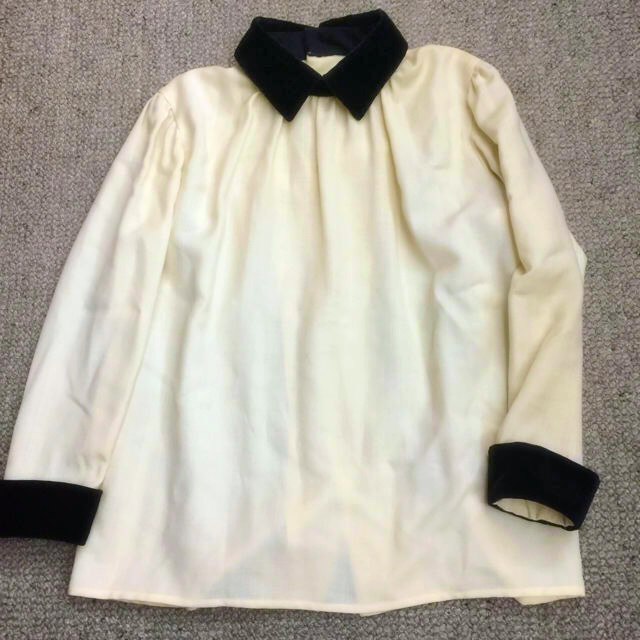 Saint Laurent(サンローラン)のベロア 白黒ブラウス  スカートもあり！ レディースのトップス(シャツ/ブラウス(長袖/七分))の商品写真