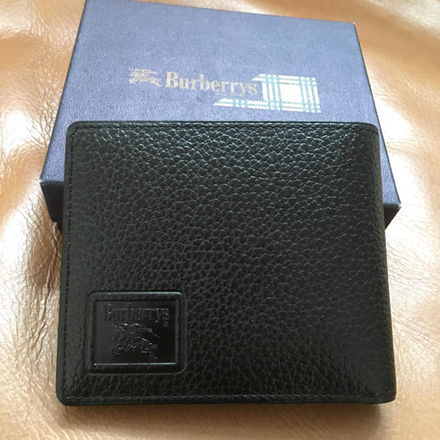 BURBERRY(バーバリー)のRyan様専用　　未使用バーバリー黒牛革二つ折財布 メンズのファッション小物(折り財布)の商品写真