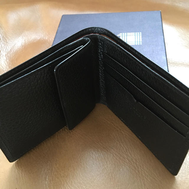 BURBERRY(バーバリー)のRyan様専用　　未使用バーバリー黒牛革二つ折財布 メンズのファッション小物(折り財布)の商品写真