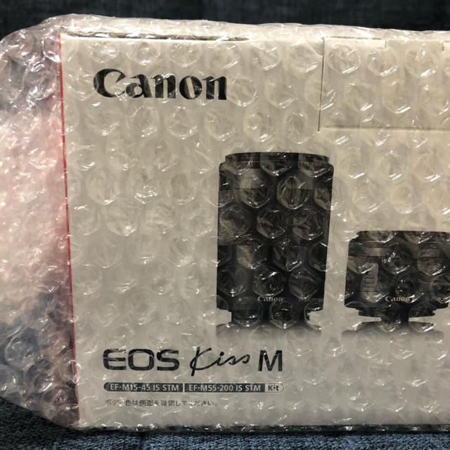 Canon(キヤノン)の新品 CanonミラーレスカメラEOS Kiss Mダブルズームキット・ブラック スマホ/家電/カメラのカメラ(ミラーレス一眼)の商品写真