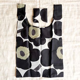 マリメッコ(marimekko)のMarimekko Pieni Unikko スマートバッグ (エコバッグ)