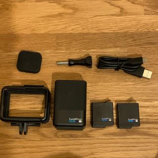 ゴープロ(GoPro)の純正品　GoPro デュアルバッテリーチャージャー　純正バッテリー２個付き(バッテリー/充電器)