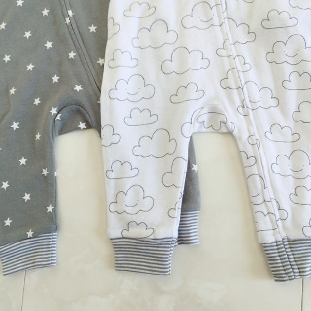 babyGAP(ベビーギャップ)の新品・size 70♔カバーオール 星柄＆雲柄 2枚set♔baby gap キッズ/ベビー/マタニティのベビー服(~85cm)(カバーオール)の商品写真