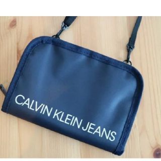 カルバンクライン(Calvin Klein)の未使用　カルバン・クライン ジーンズ ショルダーストラップ付き多機能ケース
(ショルダーバッグ)