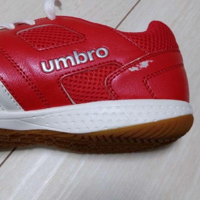 UMBRO(アンブロ)のumbro フットサルシューズ(25.5cm) スポーツ/アウトドアのサッカー/フットサル(シューズ)の商品写真
