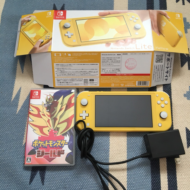 Nintendo Switch(ニンテンドースイッチ)のSwitch light ポケモンシールド エンタメ/ホビーのゲームソフト/ゲーム機本体(家庭用ゲームソフト)の商品写真