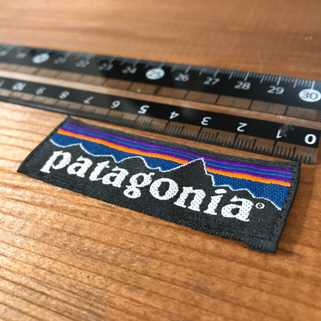 patagonia(パタゴニア)の専用　Patagonia タグ ビックワッペン　通常ワッペン　2枚正規品 ハンドメイドの素材/材料(各種パーツ)の商品写真