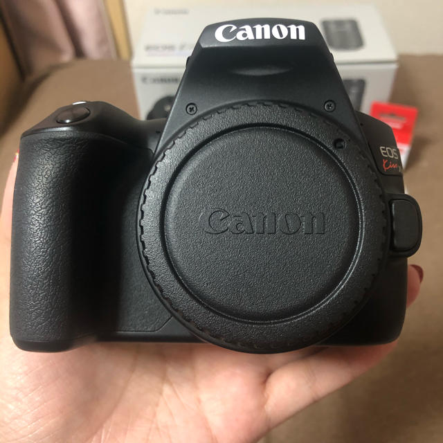 Canon(キヤノン)の美品 Canon EOS KISS X10 Wズームキット 保証書有 スマホ/家電/カメラのカメラ(デジタル一眼)の商品写真