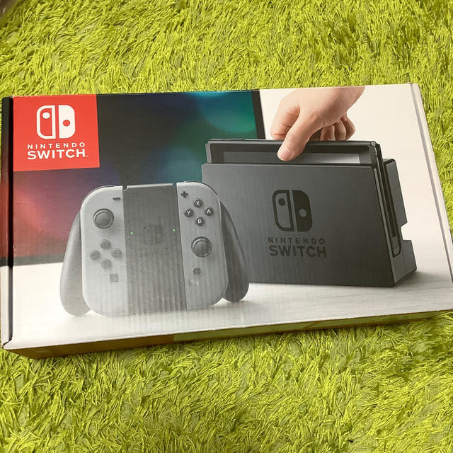 Nintendo Switch(ニンテンドースイッチ)の美品　Nintendo Switch JOY-CON グレー 本体  エンタメ/ホビーのゲームソフト/ゲーム機本体(家庭用ゲーム機本体)の商品写真