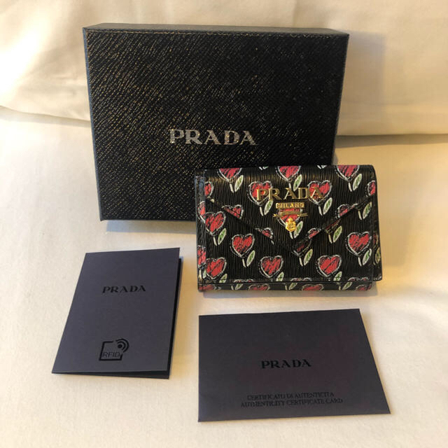 PRADA(プラダ)のプラダ  PRADA 三つ折り財布　花　新品　未使用 レディースのファッション小物(財布)の商品写真