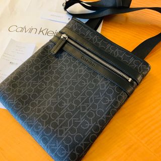 カルバンクライン(Calvin Klein)の大人気★Calvin Klein 収納たっぷりのメンズモノグラムショルダーバッグ(ショルダーバッグ)