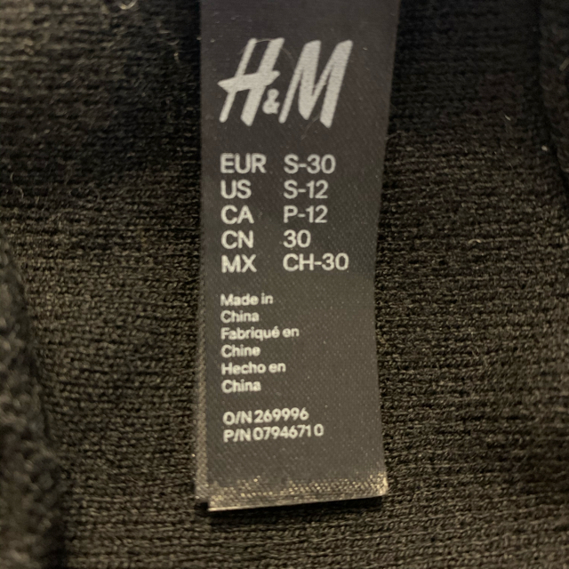 H&M(エイチアンドエム)の犬の服　黒ニット・冬用　H&M その他のペット用品(犬)の商品写真