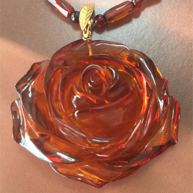 琥珀ネックレス レリーフ薔薇 - ネックレス