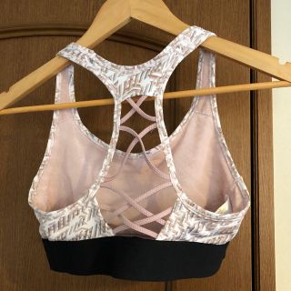 ヴィクトリアズシークレット(Victoria's Secret)のヴィクトリアシークレット スポーツブラ ベージュピンク(トレーニング用品)