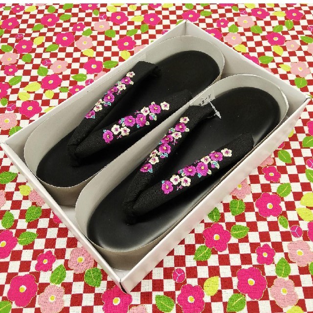 新品 刺繍 草履 黒色 フリーサイズ 23.5 レディースの靴/シューズ(下駄/草履)の商品写真