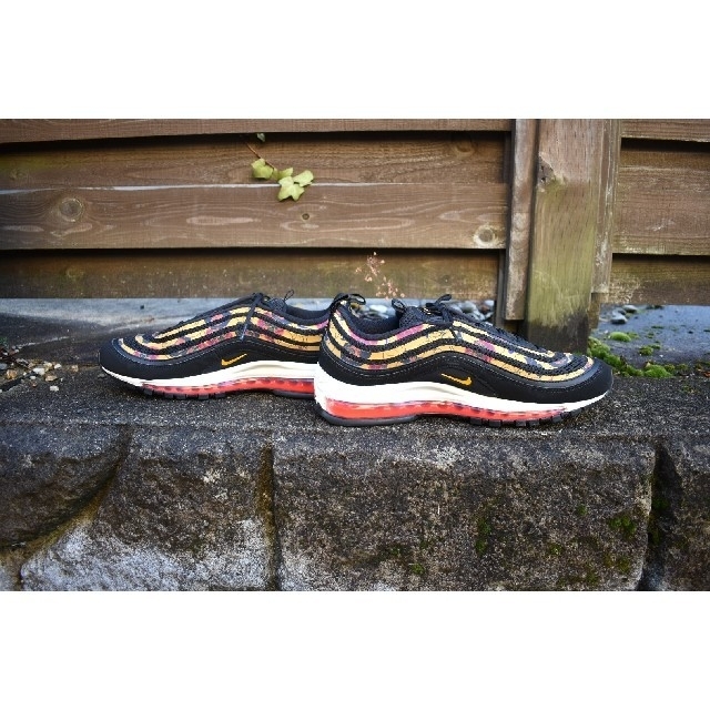 NIKE(ナイキ)の新品 NIKE AIR MAX 97 SE W 花柄黒スニーカー 27.5㎝ メンズの靴/シューズ(スニーカー)の商品写真