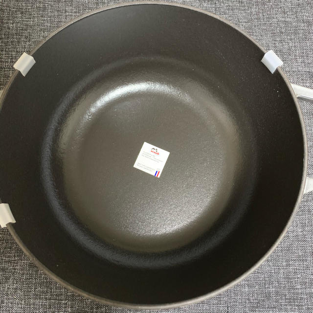 STAUB(ストウブ)の新品未使用 ストウヴ staub フレンチルースター ココットグレー24センチ インテリア/住まい/日用品のキッチン/食器(鍋/フライパン)の商品写真