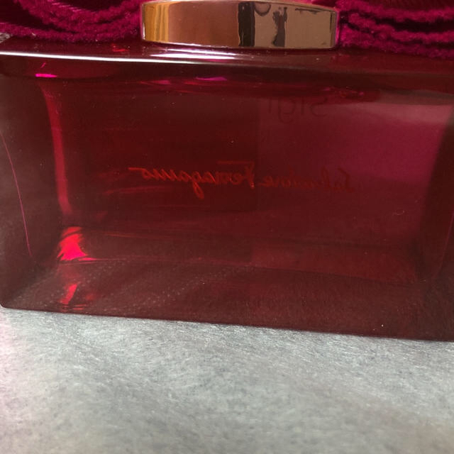 Salvatore Ferragamo(サルヴァトーレフェラガモ)の★らーい様専用★フェラガモ　シニョリーナ リベレ　EDP 100ml コスメ/美容の香水(香水(女性用))の商品写真