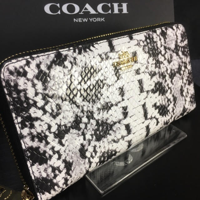 COACH(コーチ)のプレゼントにも❤️新品コーチ正規品エンボスドスネーク ラウンドファスナー長財布 レディースのファッション小物(財布)の商品写真