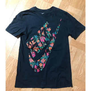 ナイキ(NIKE)のナイキ 花柄Tシャツ M 黒ブラック　NIKE(Tシャツ/カットソー(半袖/袖なし))