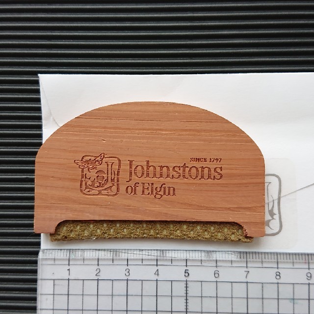 Johnstons(ジョンストンズ)のジョンストンズ コーム 毛玉とり レディースのファッション小物(ストール/パシュミナ)の商品写真