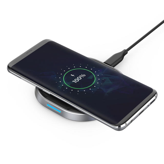 au(エーユー)のAnker Power Wave15pad ワイヤレス充電器 スマホ/家電/カメラのスマートフォン/携帯電話(バッテリー/充電器)の商品写真