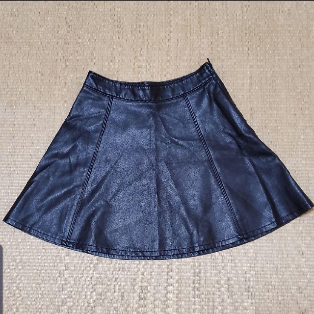 H&M(エイチアンドエム)のH&Mフェイクレザーフレアスカート レディースのスカート(ミニスカート)の商品写真